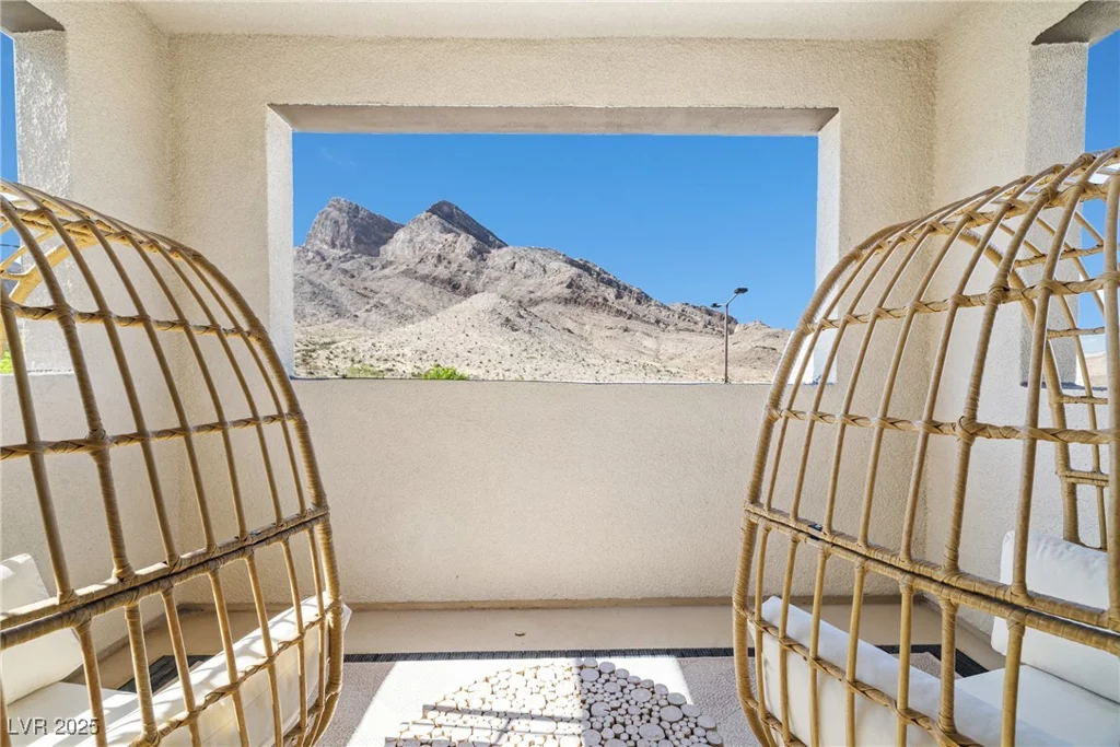 11652 Desert Hollow, Las Vegas, NV 89138