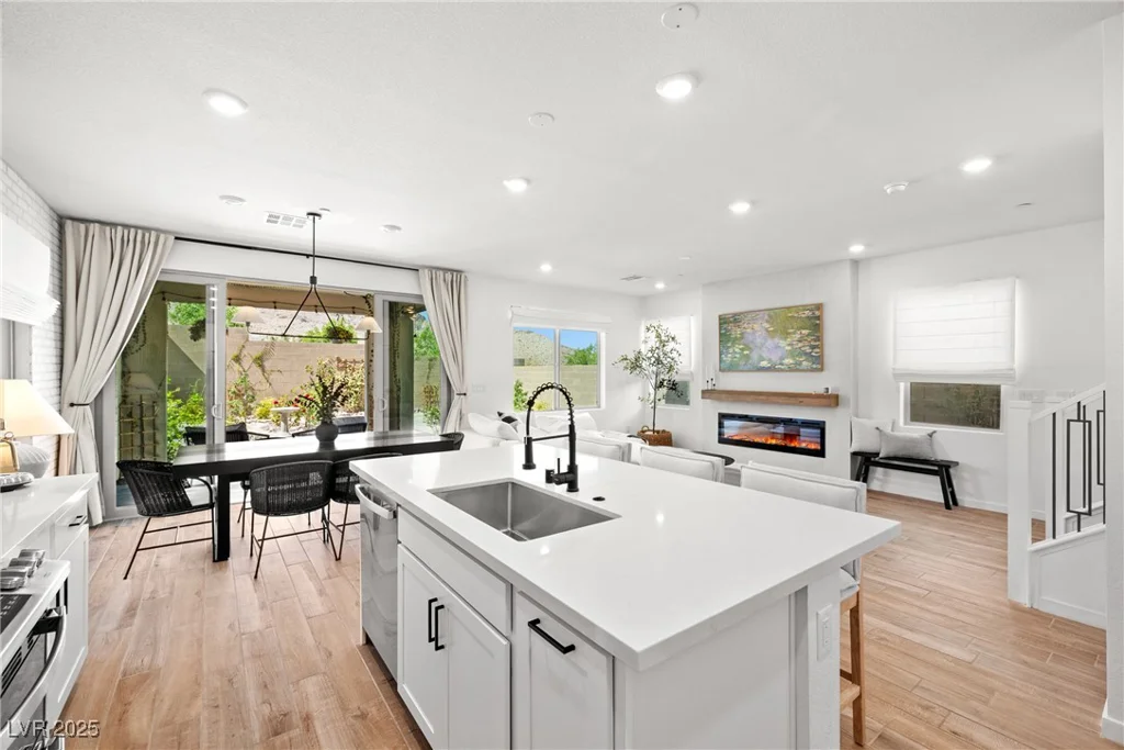 11652 Desert Hollow, Las Vegas, NV 89138