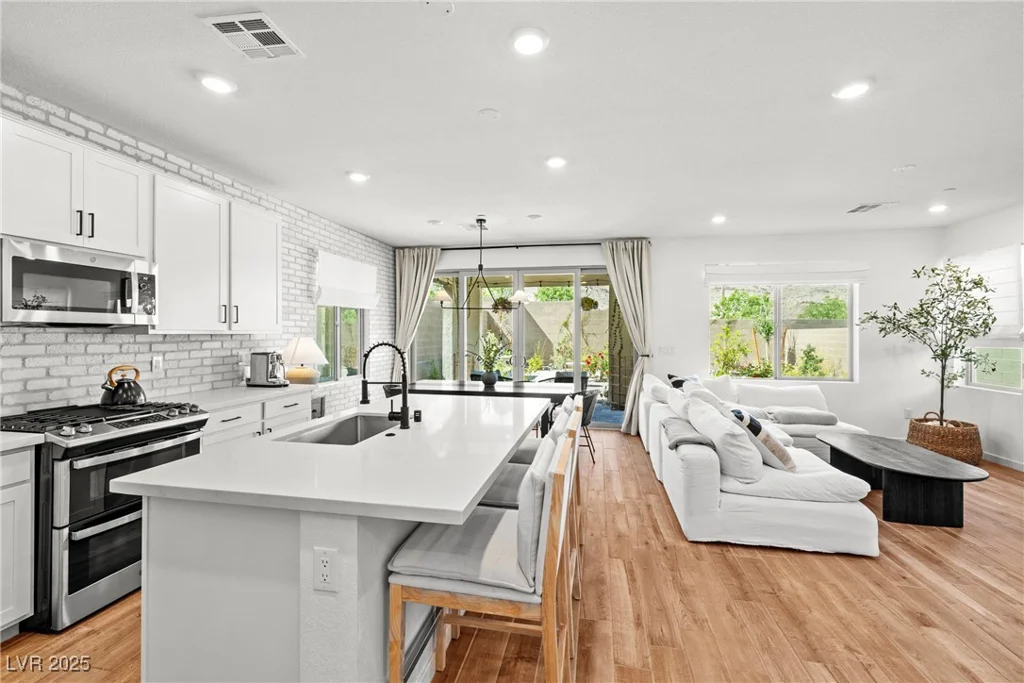 11652 Desert Hollow, Las Vegas, NV 89138