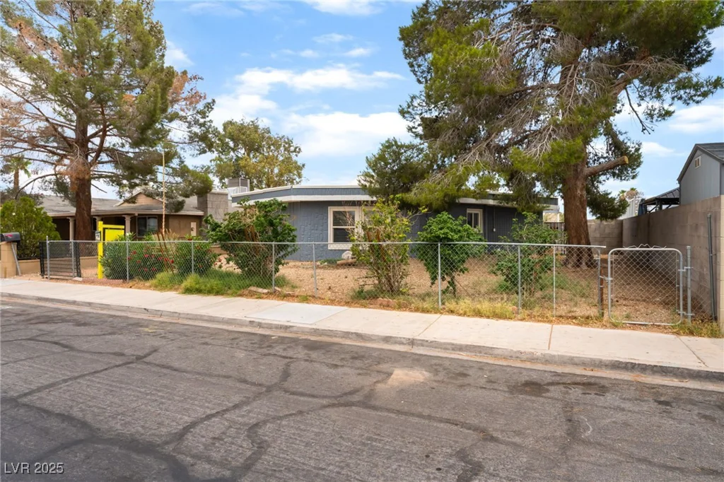 2301 Maverick, Las Vegas, NV 89108