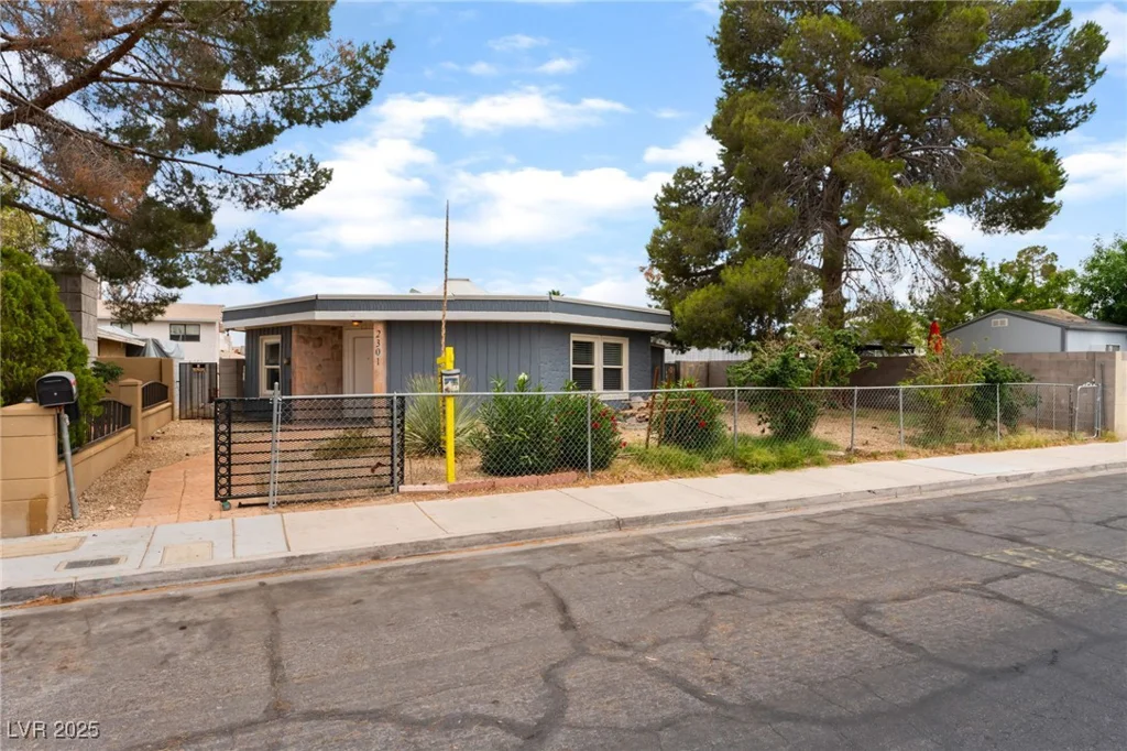 2301 Maverick, Las Vegas, NV 89108