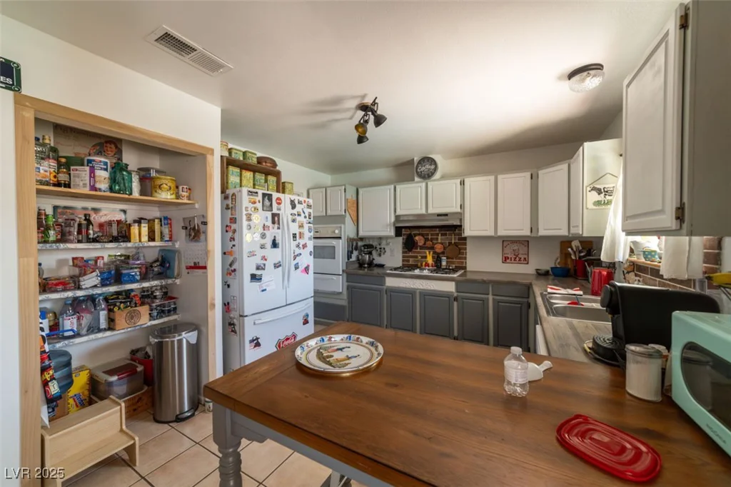 6432 Aberdeen, Las Vegas, NV 89107