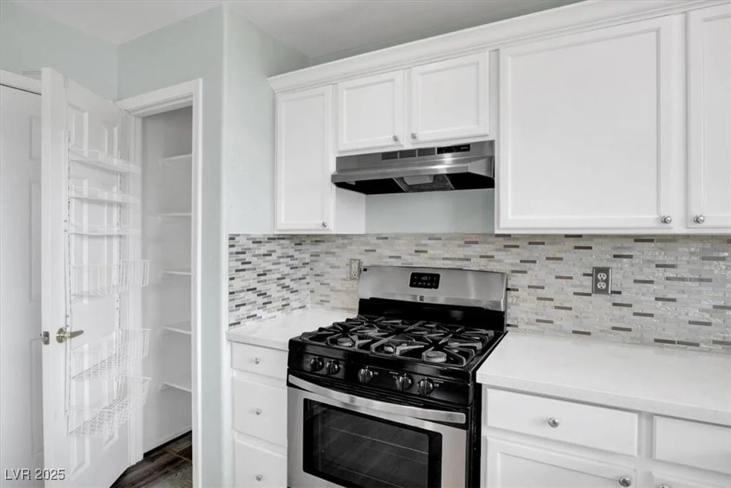 8389 Charlton Valley, Las Vegas, NV 89123