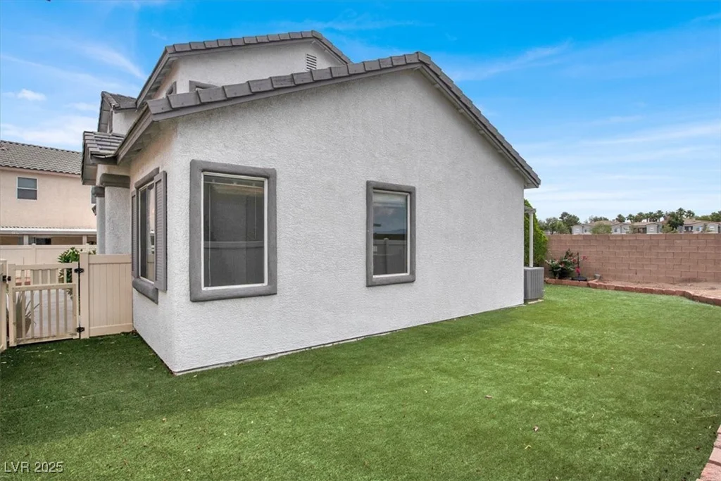 8389 Charlton Valley, Las Vegas, NV 89123