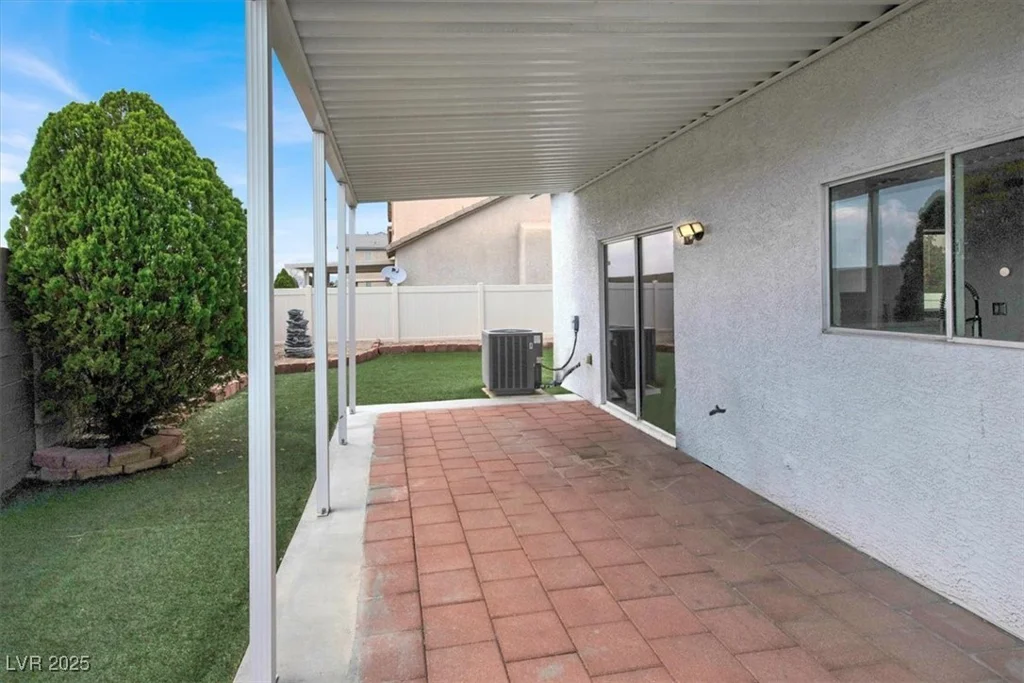 8389 Charlton Valley, Las Vegas, NV 89123