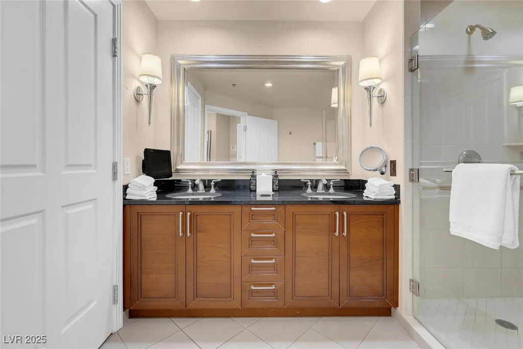125 HARMON, Las Vegas, NV 89109