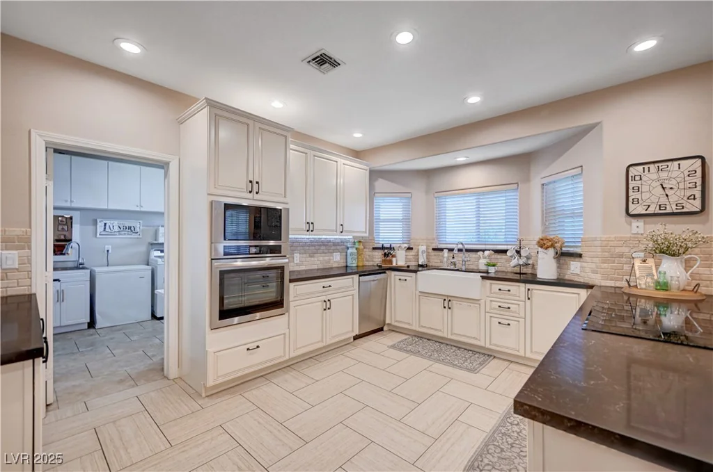 6821 Jeanette, Las Vegas, NV 89131