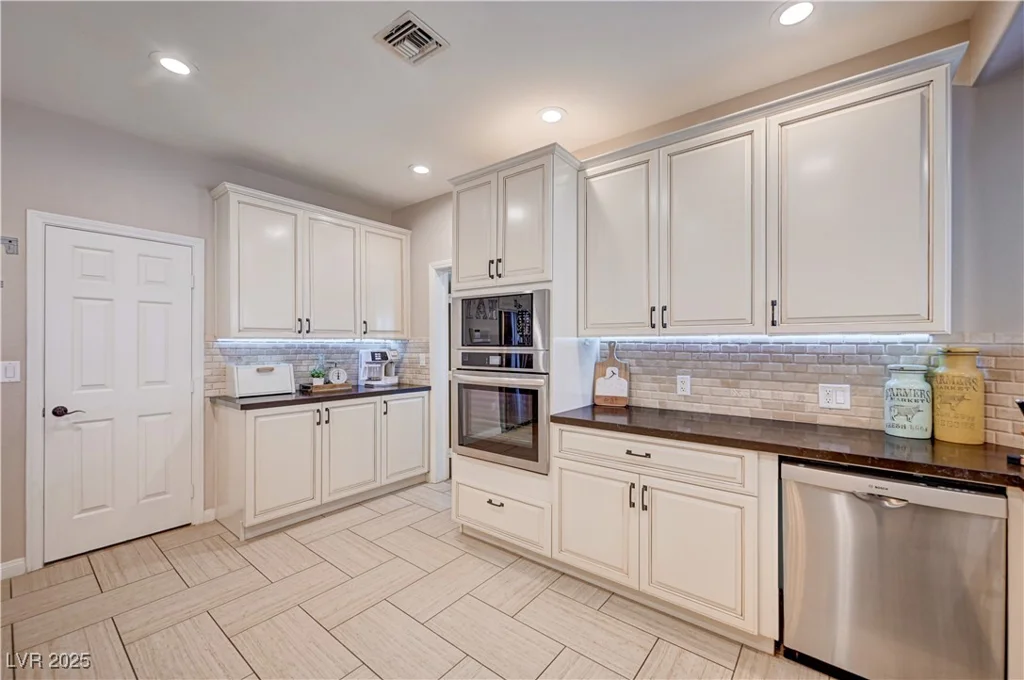 6821 Jeanette, Las Vegas, NV 89131