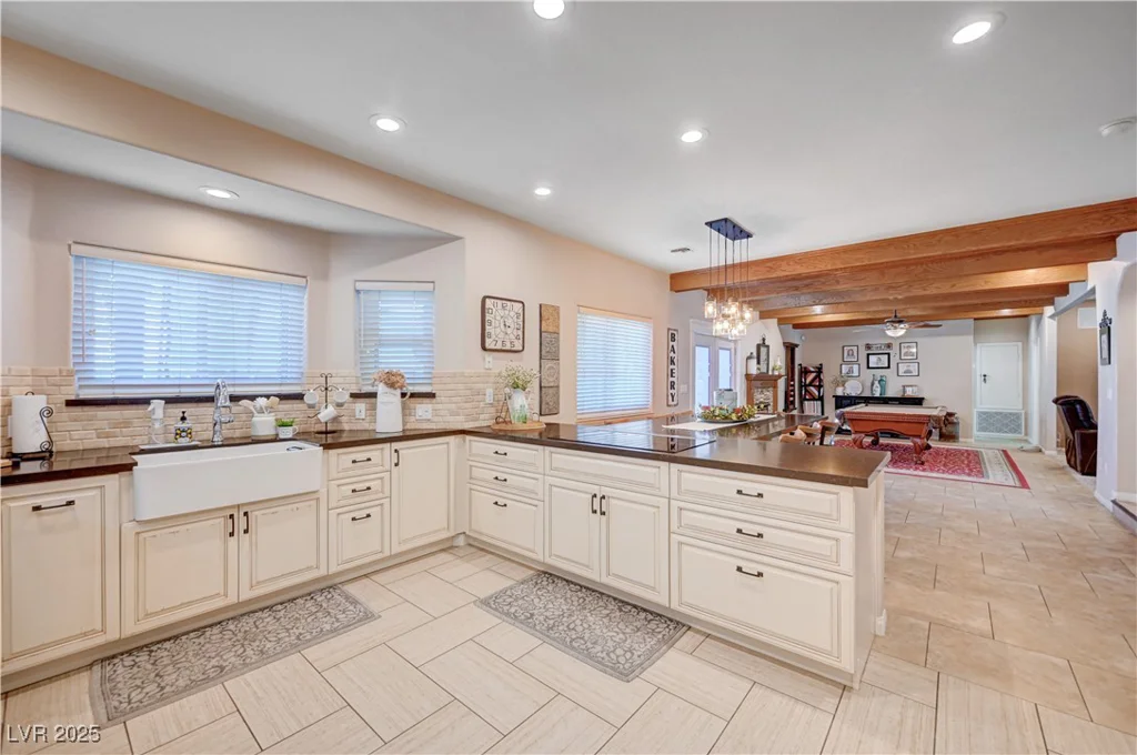 6821 Jeanette, Las Vegas, NV 89131