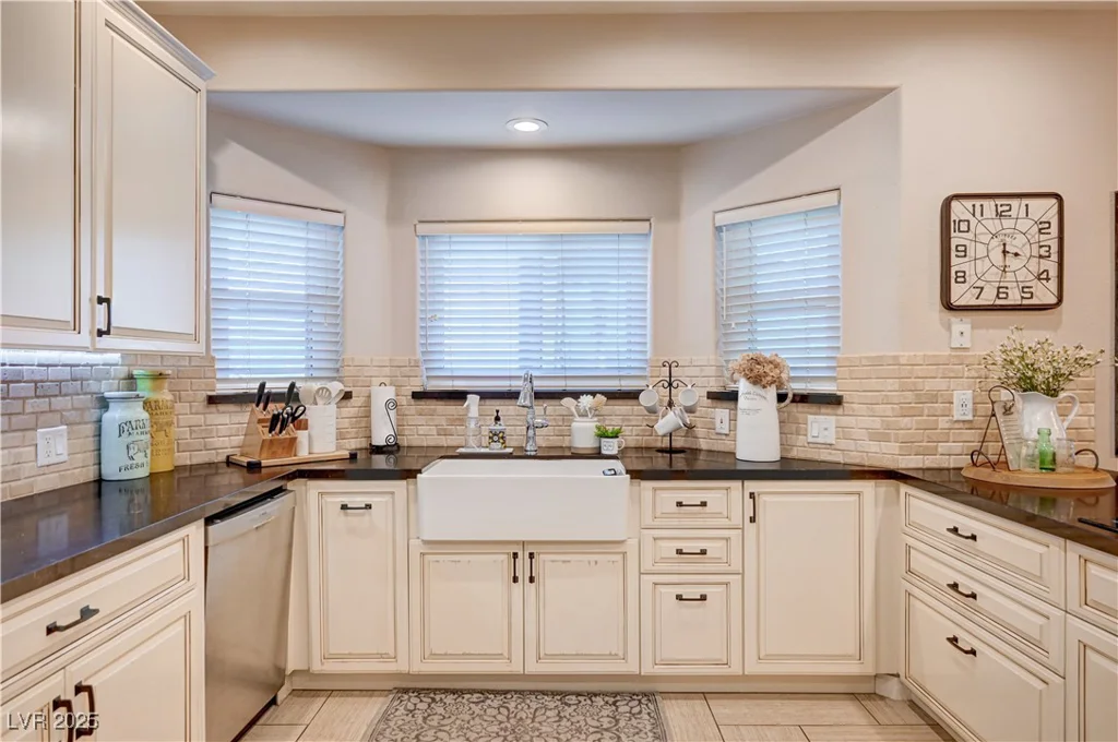 6821 Jeanette, Las Vegas, NV 89131
