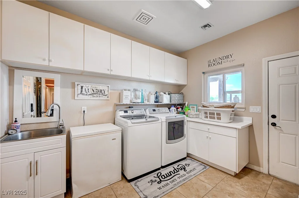 6821 Jeanette, Las Vegas, NV 89131
