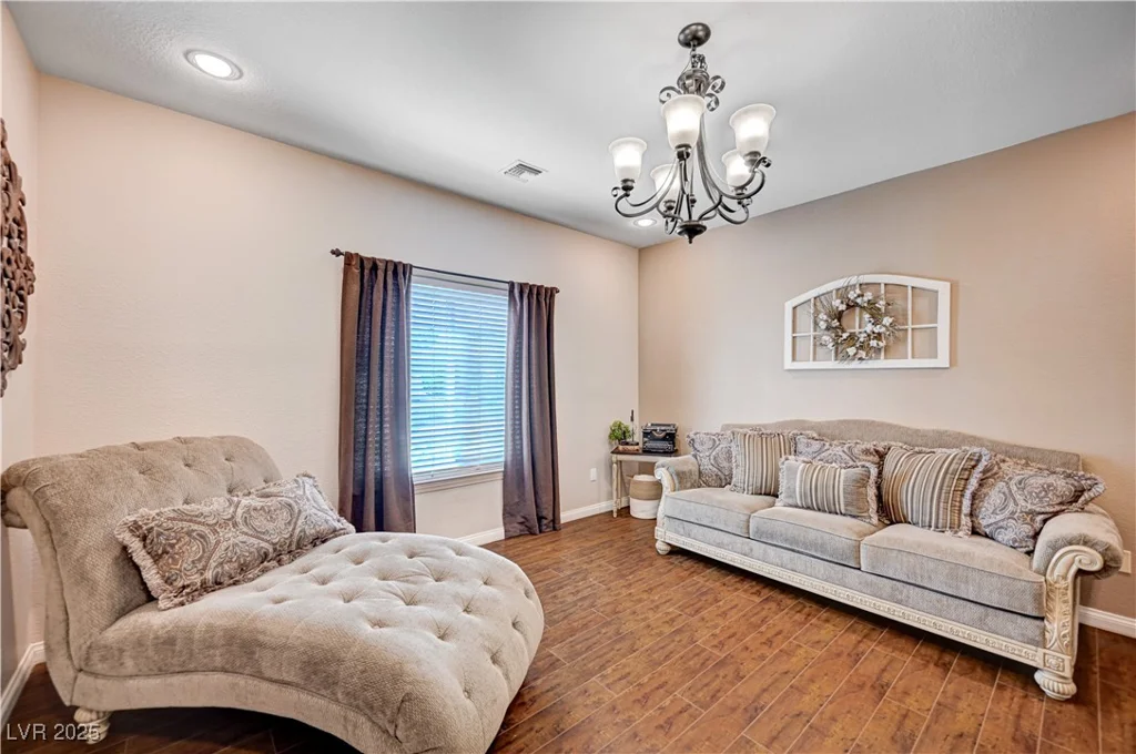 6821 Jeanette, Las Vegas, NV 89131