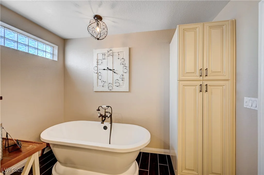 6821 Jeanette, Las Vegas, NV 89131