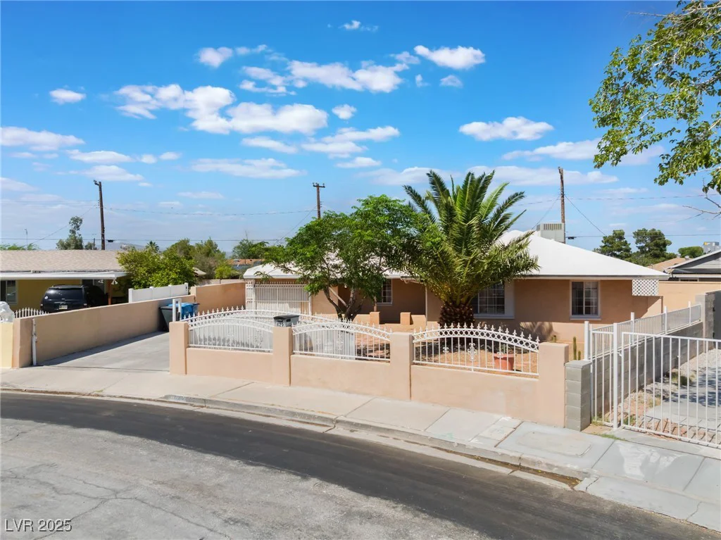 829 Dover, Las Vegas, NV 89107