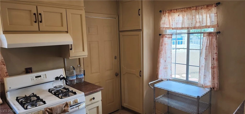 829 Dover, Las Vegas, NV 89107