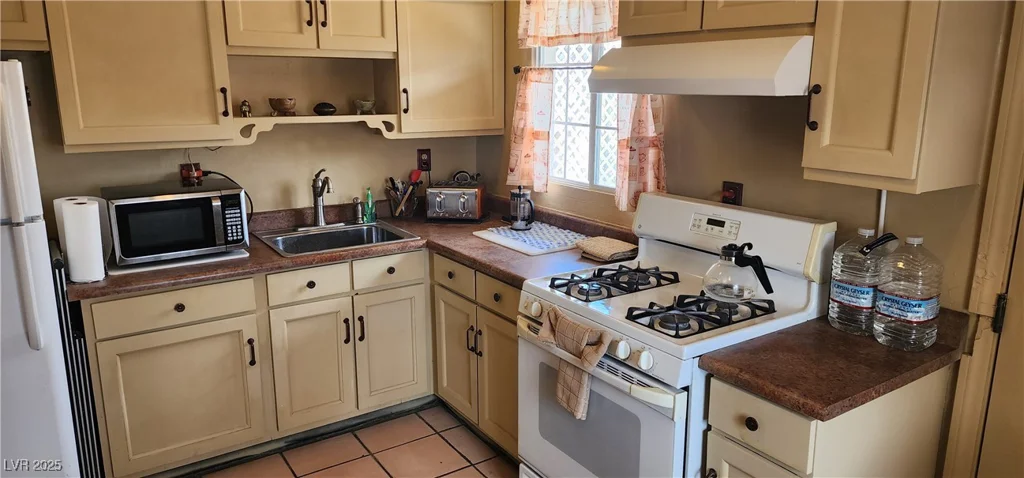 829 Dover, Las Vegas, NV 89107