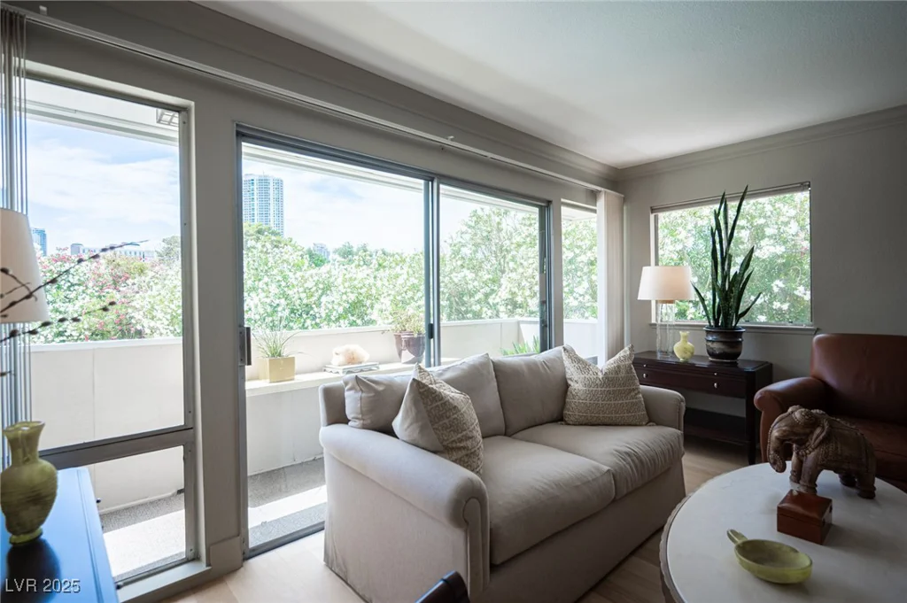 794 Oakmont, Las Vegas, NV 89109