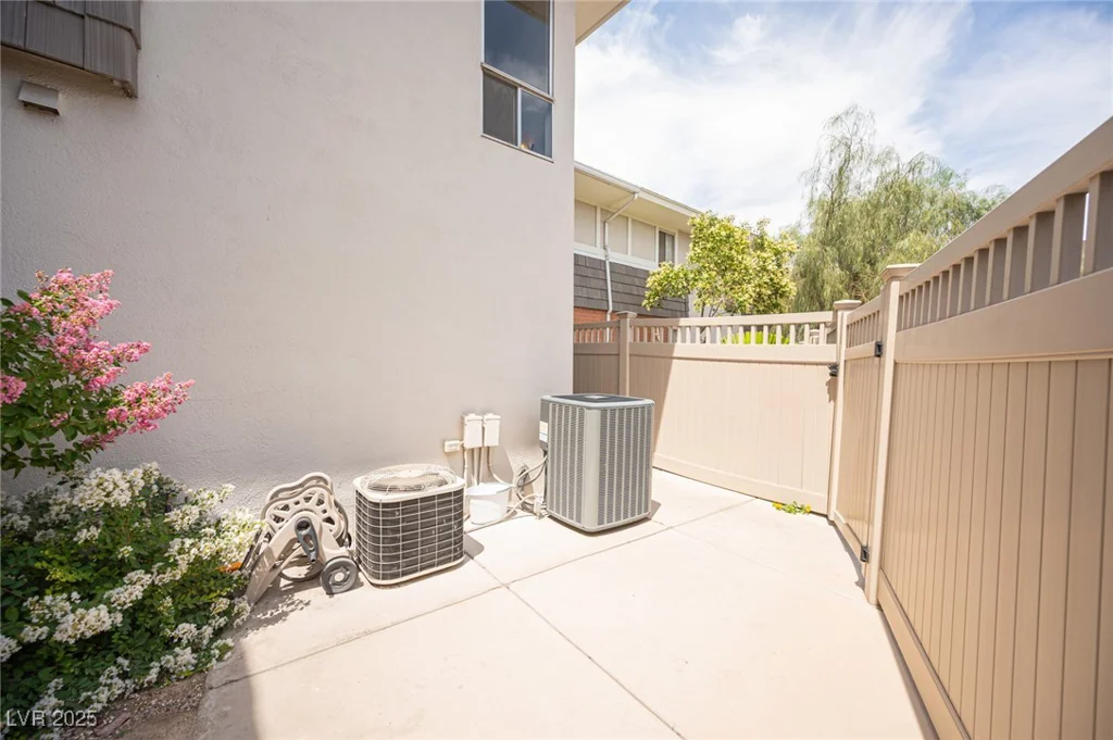 794 Oakmont, Las Vegas, NV 89109