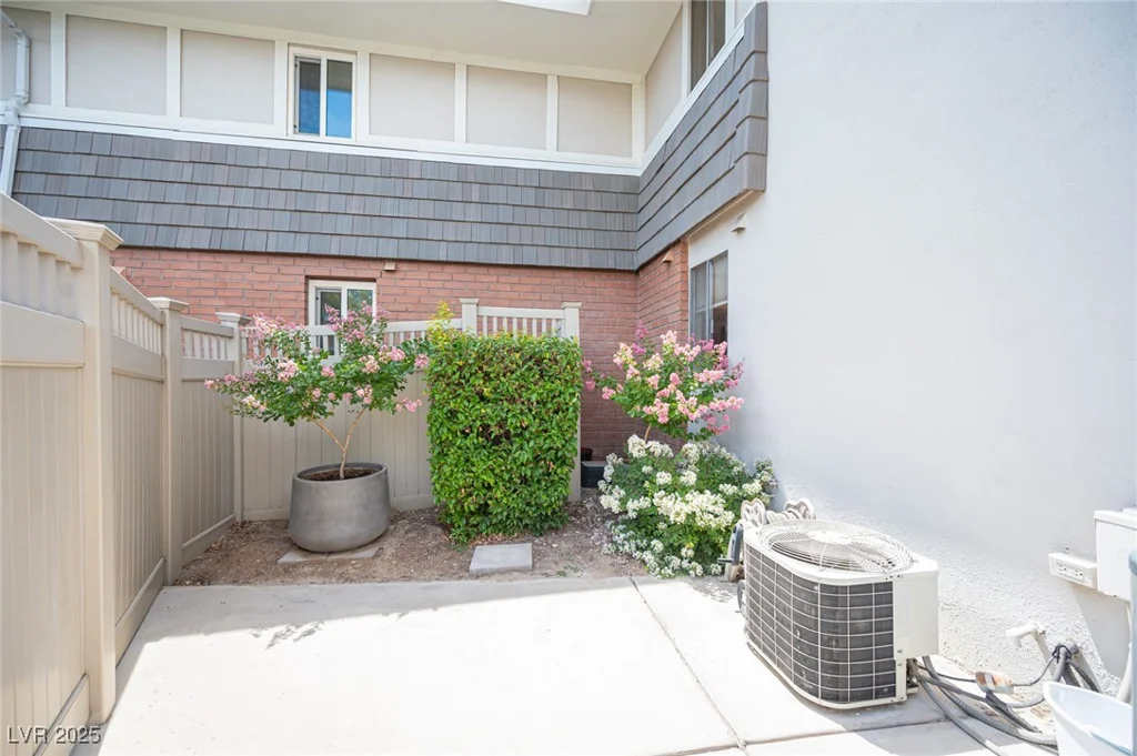 794 Oakmont, Las Vegas, NV 89109