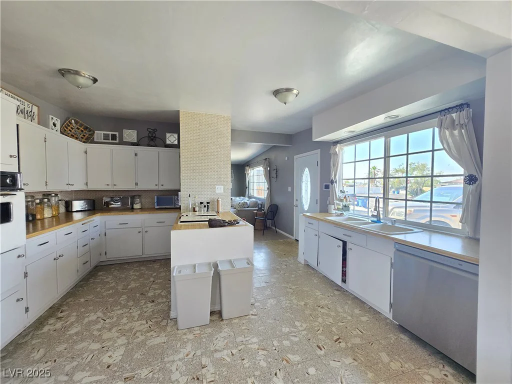 5704 Heron, Las Vegas, NV 89107