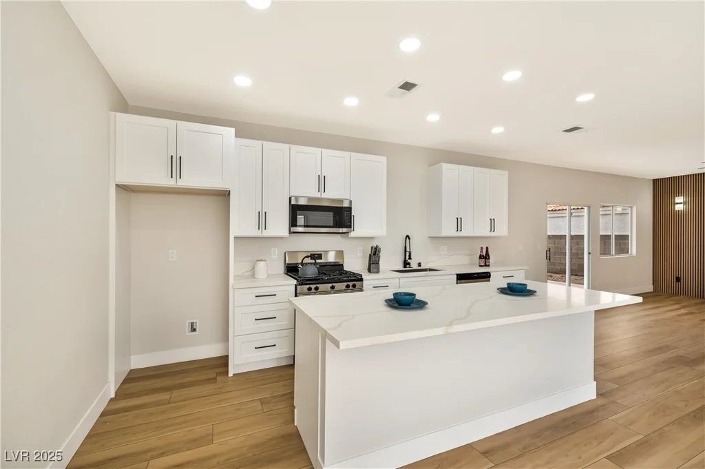 6388 Canyon Dawn, Las Vegas, NV 89108