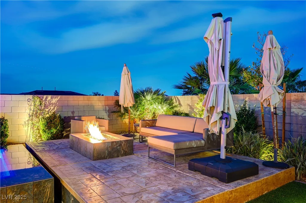 8298 Agate, Las Vegas, NV 89113