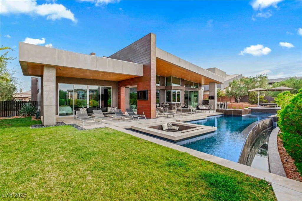 8 Meadowhawk, Las Vegas, NV 89135