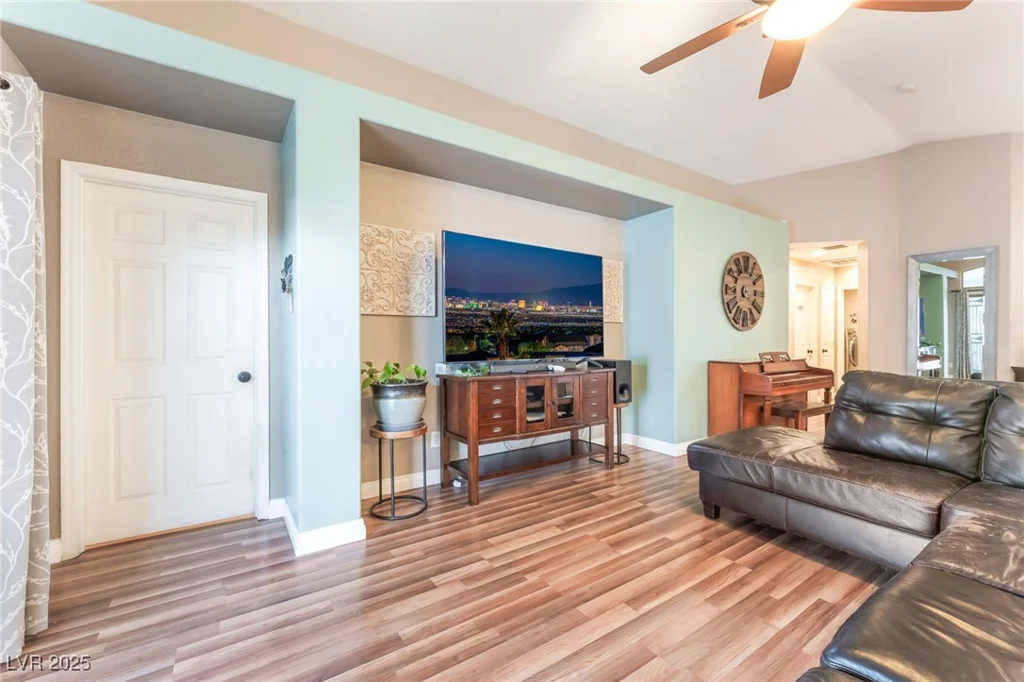 5733 Dazzling Sparks, North Las Vegas, NV 89031