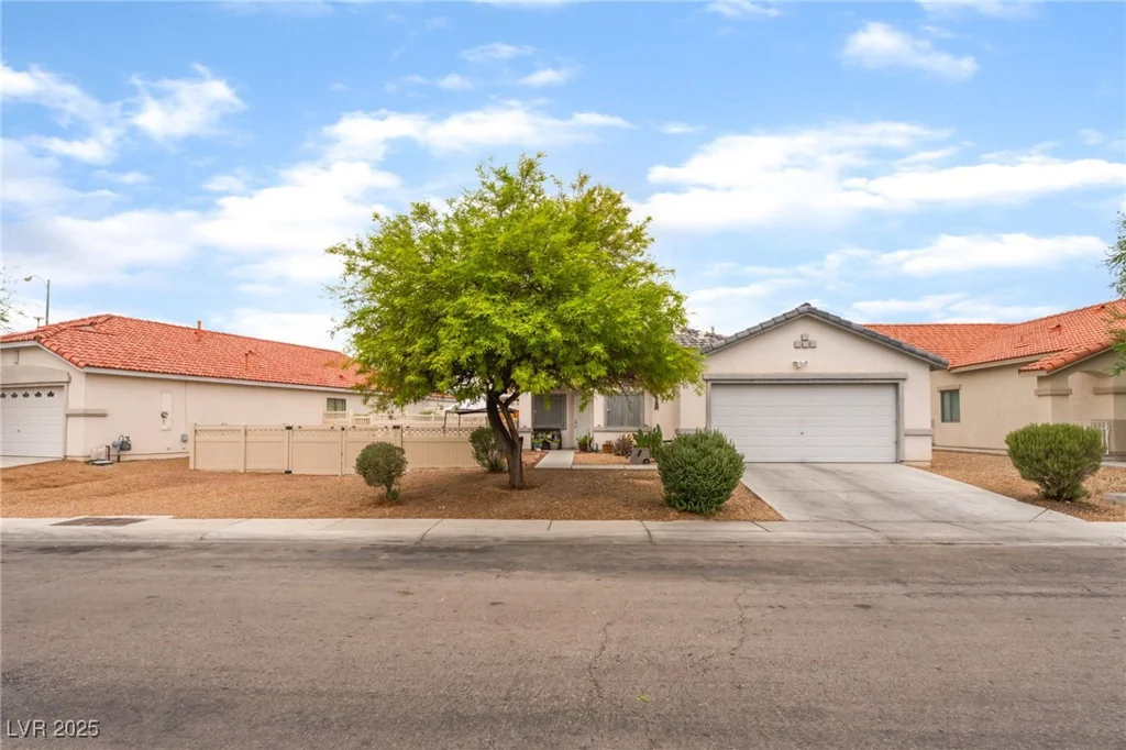 5733 Dazzling Sparks, North Las Vegas, NV 89031