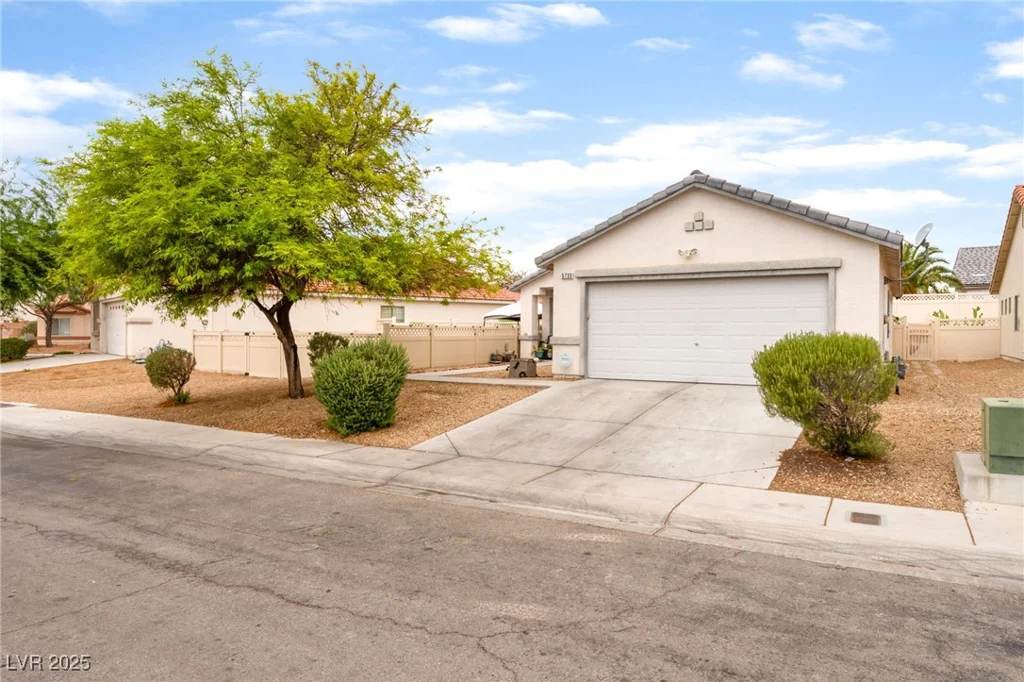 5733 Dazzling Sparks, North Las Vegas, NV 89031