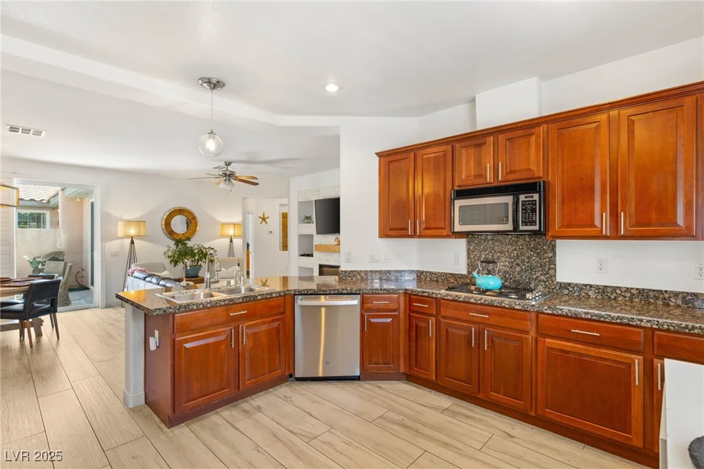 10463 Pioneer Park, Las Vegas, NV 89135