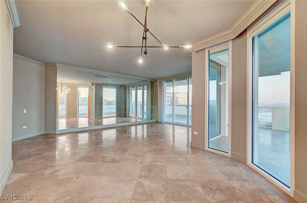 2877 Paradise, Las Vegas, NV 89109