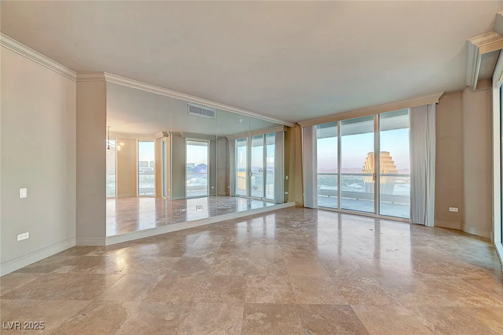 2877 Paradise, Las Vegas, NV 89109