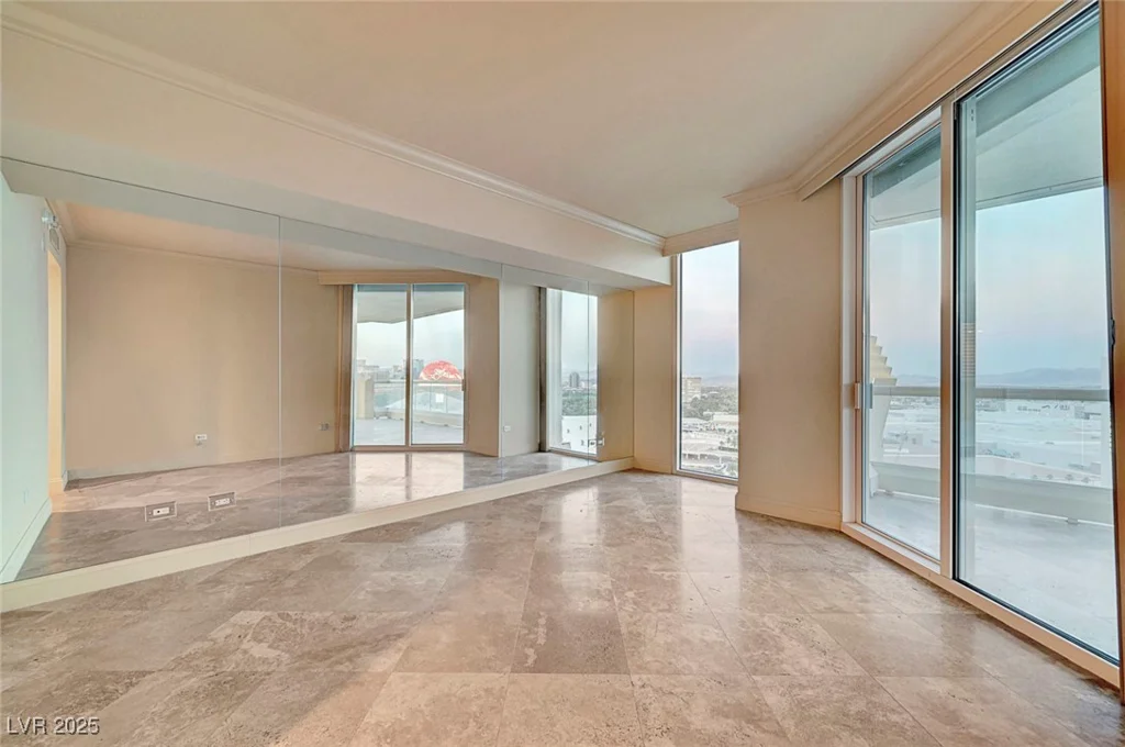 2877 Paradise, Las Vegas, NV 89109