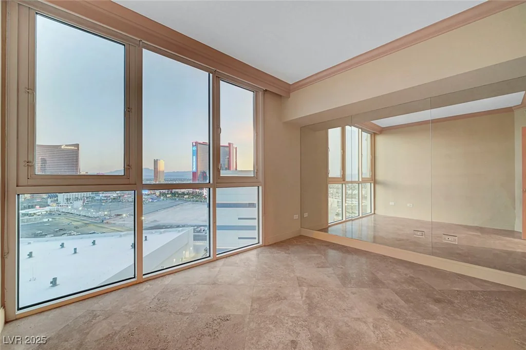 2877 Paradise, Las Vegas, NV 89109