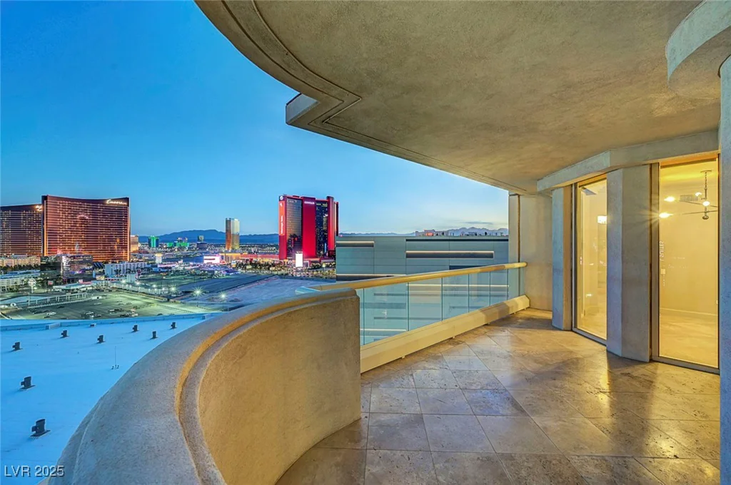 2877 Paradise, Las Vegas, NV 89109