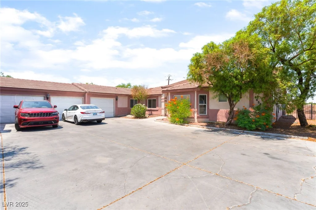4656 Desert Inn, Las Vegas, NV 89121