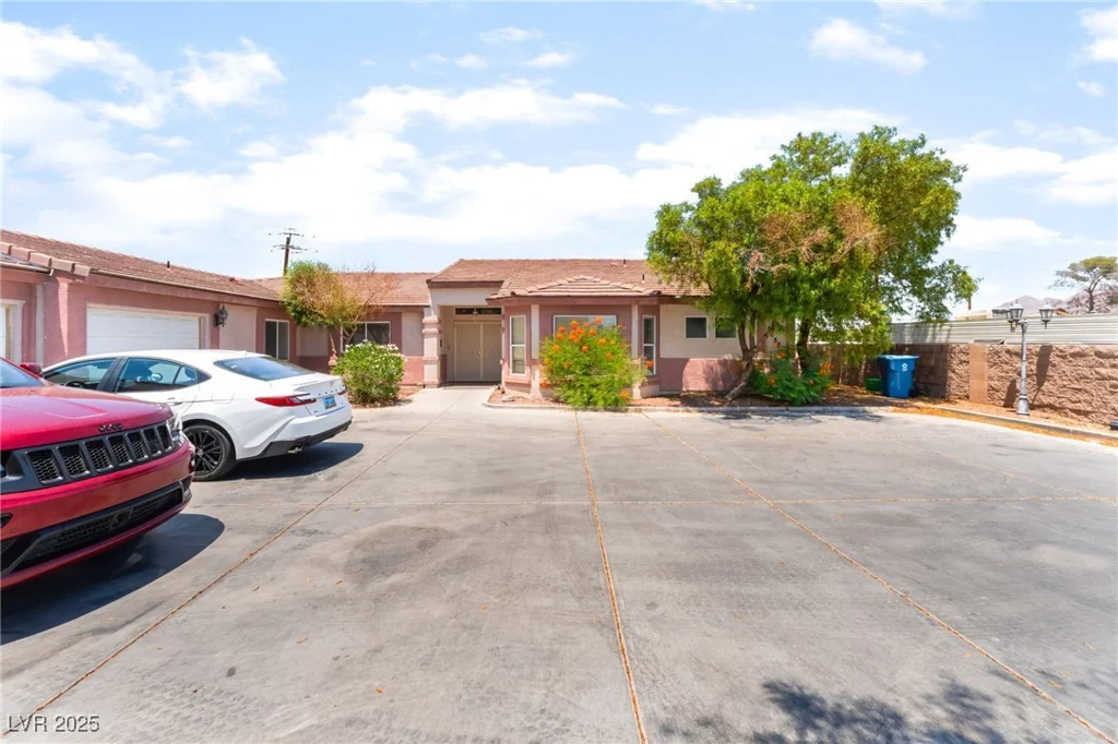 4656 Desert Inn, Las Vegas, NV 89121