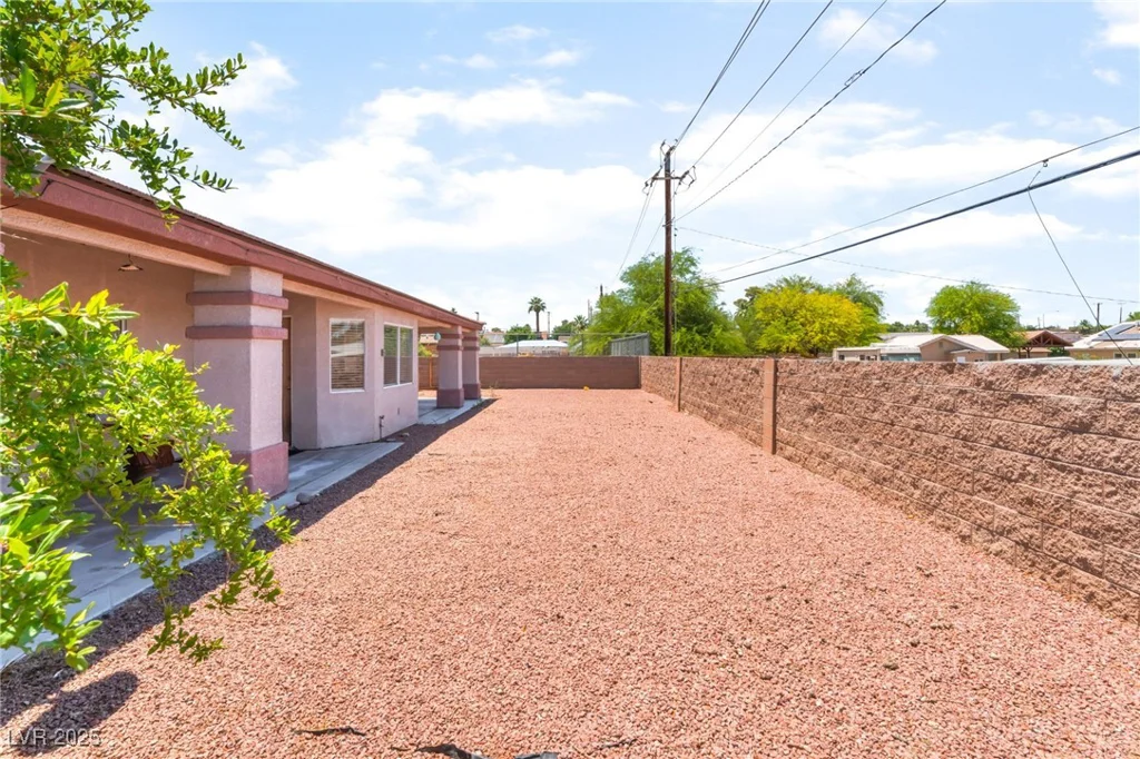 4656 Desert Inn, Las Vegas, NV 89121