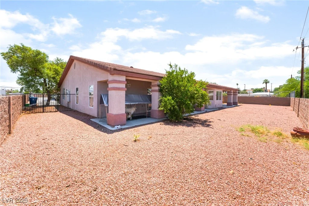 4656 Desert Inn, Las Vegas, NV 89121