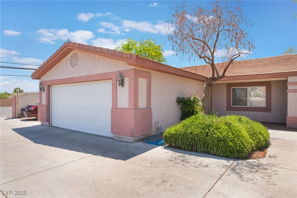 4656 Desert Inn, Las Vegas, NV 89121