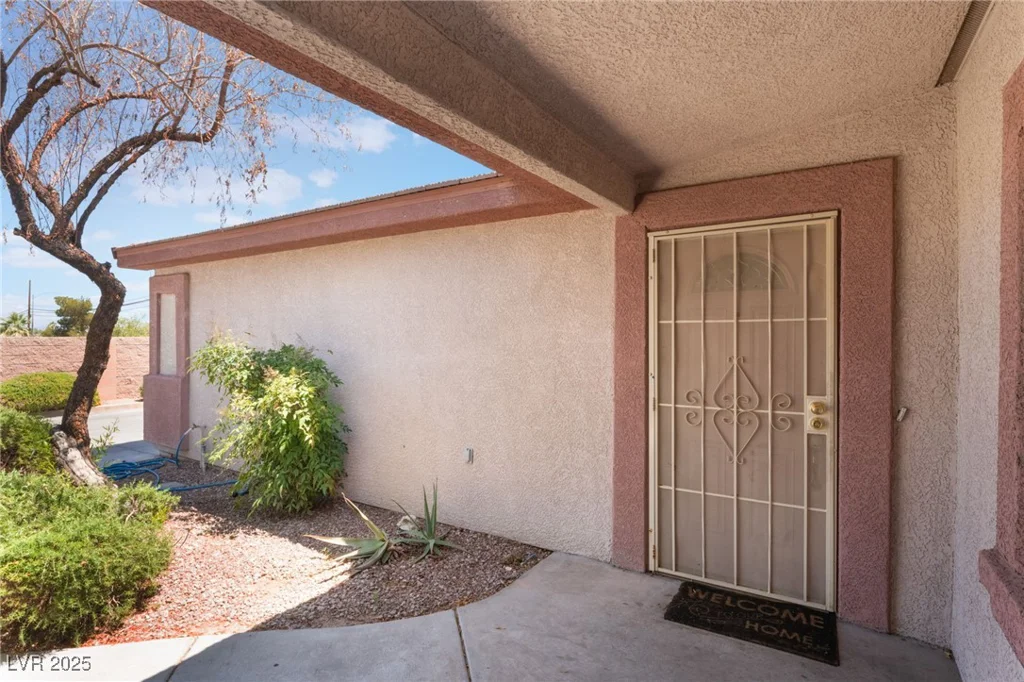 4656 Desert Inn, Las Vegas, NV 89121