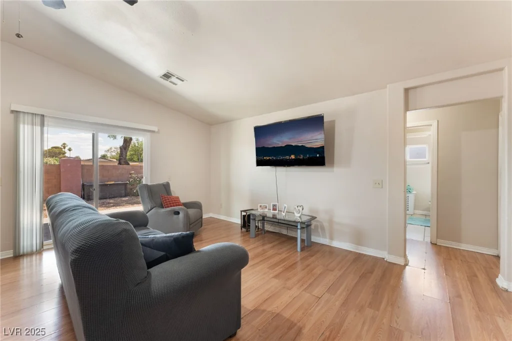 4656 Desert Inn, Las Vegas, NV 89121
