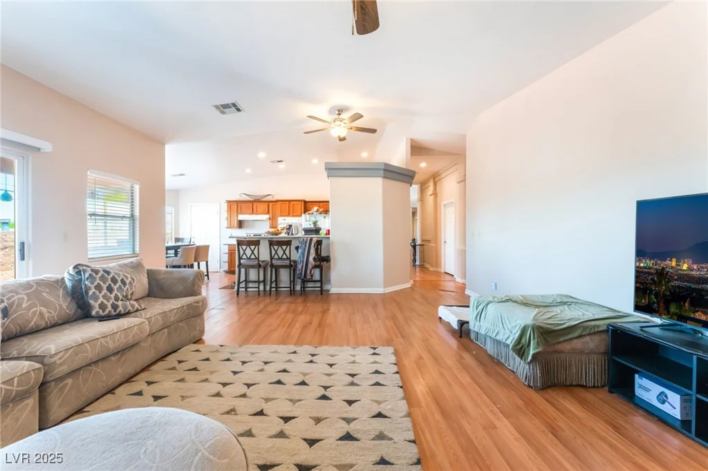 4656 Desert Inn, Las Vegas, NV 89121