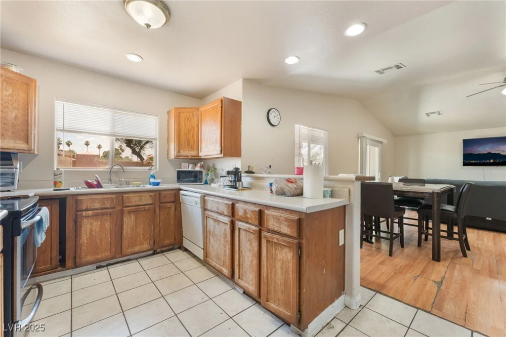 4656 Desert Inn, Las Vegas, NV 89121