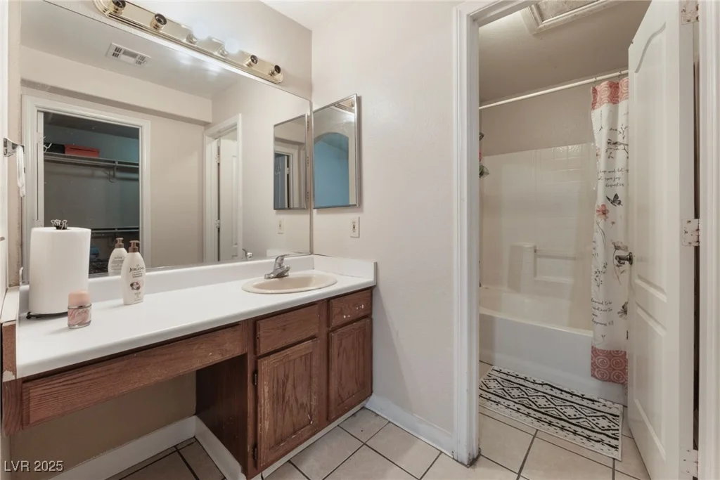 4656 Desert Inn, Las Vegas, NV 89121