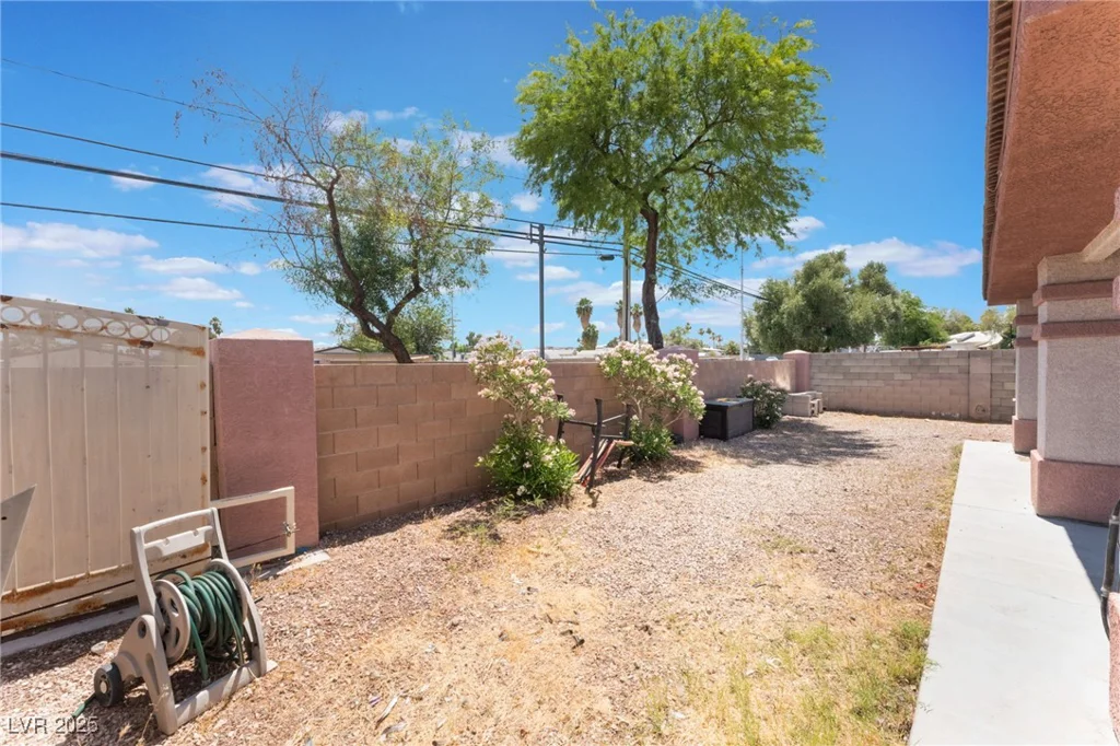 4656 Desert Inn, Las Vegas, NV 89121