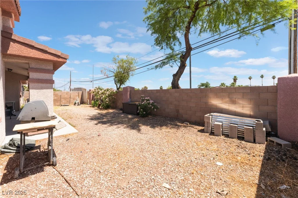 4656 Desert Inn, Las Vegas, NV 89121