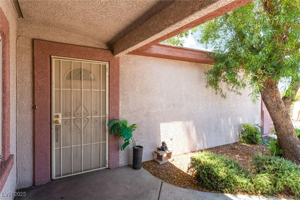 4656 Desert Inn, Las Vegas, NV 89121