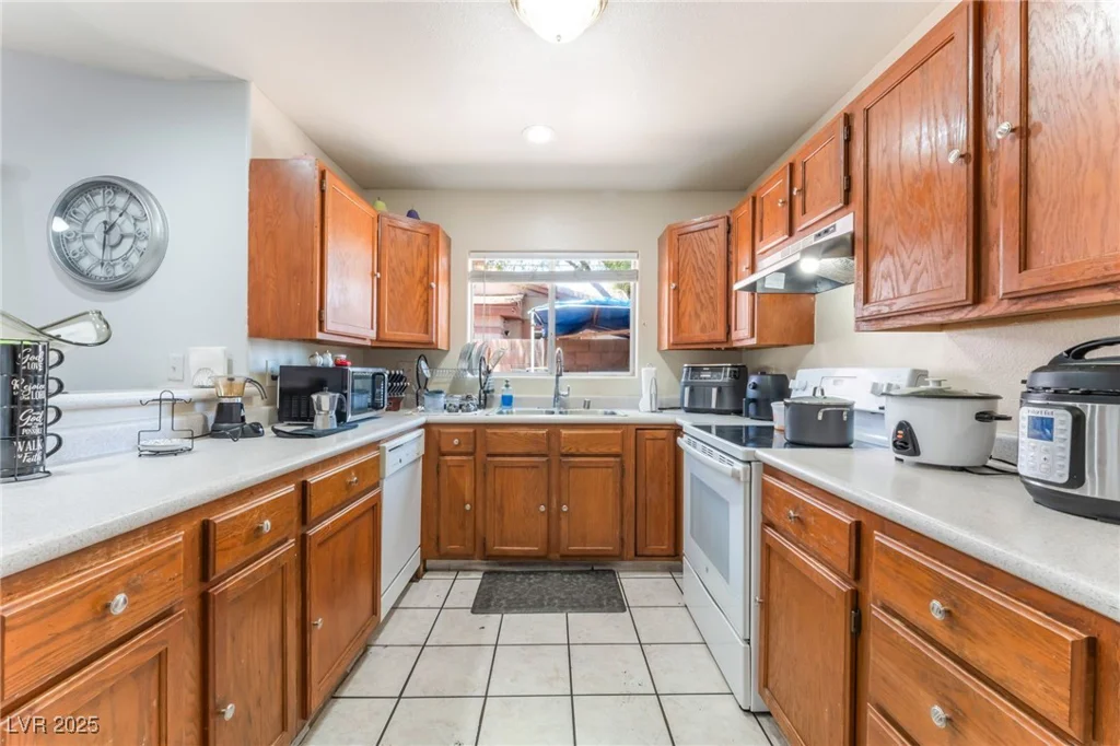 4656 Desert Inn, Las Vegas, NV 89121